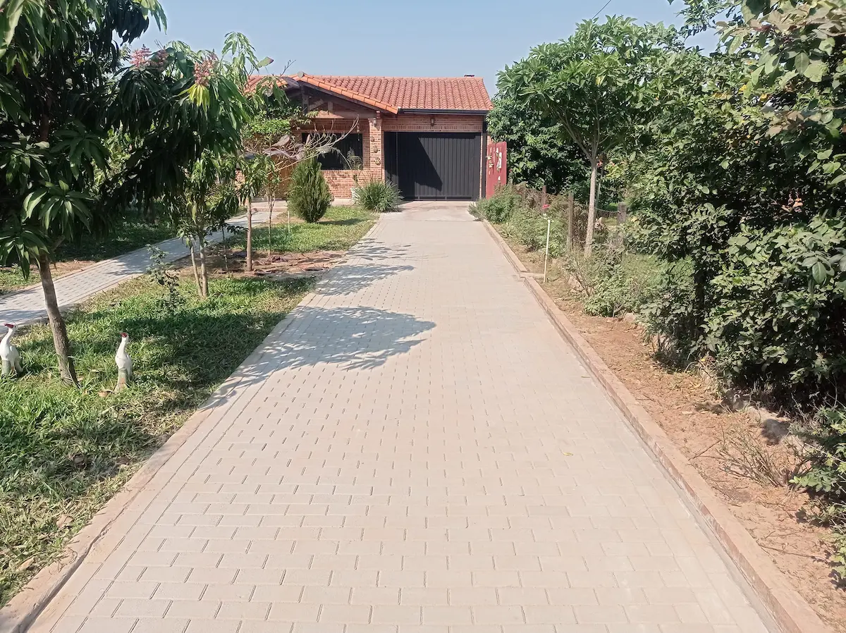 Instalación de adoquines en residencia familiar por Pavers Block Paraguay